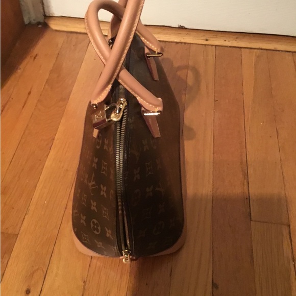 BEAUTIFUL LV BAG VERY LIGHTLY USED ONLY $465.00🔥🔥🔥🎁🎁 . - Picture 11 of 16